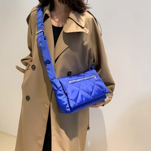 Borsa a tracolla trapuntata blu reale con tracolla larga e occhielli in metallo