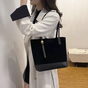 Sac fourre-tout minimaliste noir en daim pour femme avec finitions en cuir et boucle dorée