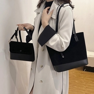 Détail du sac cabas noir et de la sacoche en cuir mat et lisse avec bandoulière