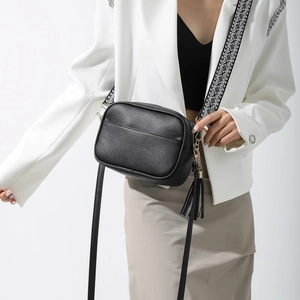 Sac bandoulière en cuir noir avec motif litchi et large sangle brodée pour femme