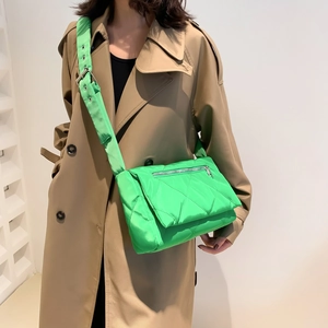 Dettaglio della borsa a tracolla in nylon trapuntato verde acceso con fibbie in metallo argento