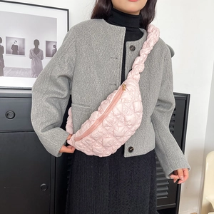 Sac à Épaule Matelassé pour Femmes Couleur Unie Sac Bandoulière Crescent Cloud Coton Léger Bandoulière Plissée Sac à Main Décontracté