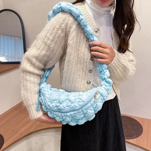 Sac nuage matelassé bleu clair avec texture bulle bouffante pour femmes au style décontracté