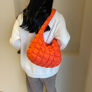 Sac à épaule matelassé orange chic au design minimaliste pour la mode hivernale femme