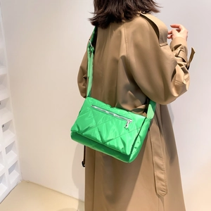 Dettaglio della borsa a tracolla in nylon verde brillante con trapuntatura a rombi