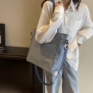 Sac fourre-tout imperméable en nylon bleu patchwork avec bandoulière réglable