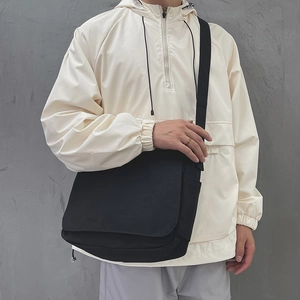 Sac messager noir minimaliste pour femme avec large bandoulière réglable en toile