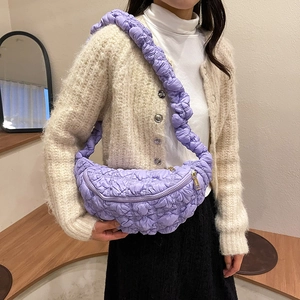 Sac bandoulière matelassé lavande avec bandoulière froncée et fermeture éclair dorée