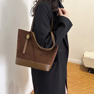 Sac fourre-tout minimaliste en daim marron foncé avec boucle dorée et bandoulière lisse