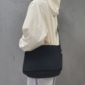 Sac bandoulière en toile noire minimaliste pour femme avec large sangle de ville