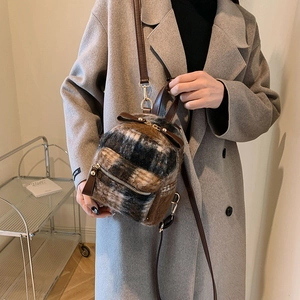 Dettaglio della borsa a tracolla invernale in tweed con cinturino in pelle e finiture dorate