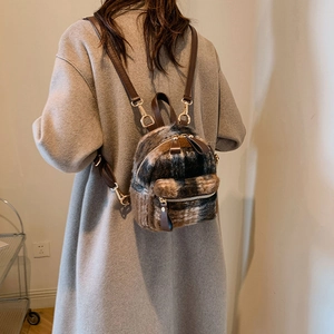 Mini zaino in peluche a quadri invernali nero grigio marrone con spalline in ecopelle