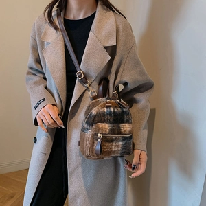 Dettaglio mini borsa a tracolla in lana con motivo scozzese e dettagli in oro metallo