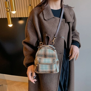 Dettaglio mini borsa a tracolla in tweed con trama in lana morbida e cerniera dorata