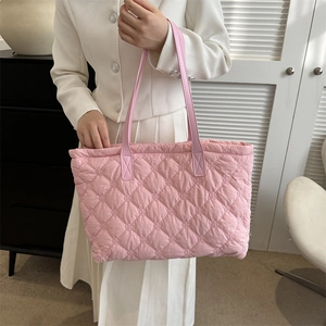 Sac fourre-tout matelassé rose avec coutures en losange et longues anses en cuir pour femme