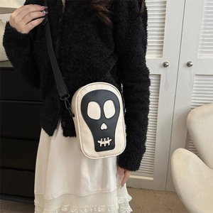 Sac bandoulière minimaliste en cuir crème avec motif tête de mort noir et sangle