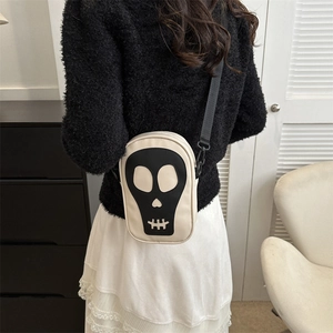 Détail du sac à bandoulière crâne créatif en cuir PU blanc cassé avec une sangle réglable