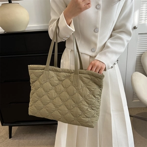 Sac fourre-tout matelassé vert olive élégant avec surpiqûres en losange pour l'hiver