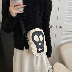 Détail du sac bandoulière en PU crème avec un grand écusson tête de mort noir