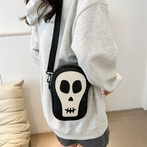 Détail d'un sac à bandoulière en forme de crâne en similicuir avec sangle en nylon réglable