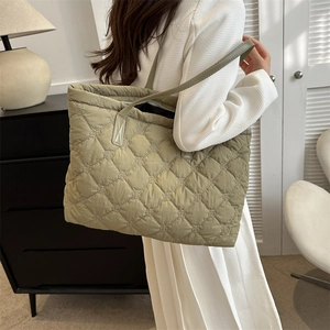 Sac cabas matelassé vert sauge au design spacieux avec des coutures en losange élégantes