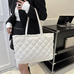 Sac fourre-tout matelassé blanc minimaliste en tissu léger pour les femmes modernes
