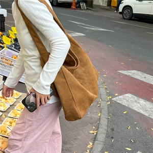 Detail of a brown large-capacity suede shoulder tote bag for daily commute and casual use