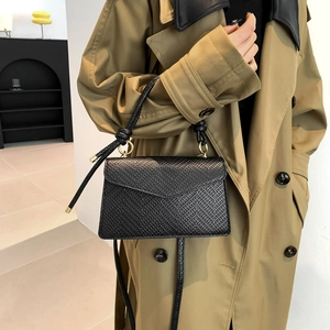 Borsa a mano minimalista in pelle PU nera testurizzata con motivo intrecciato