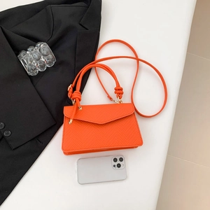 Dettaglio borsa arancione in pelle PU con trama litchi e design del manico annodato