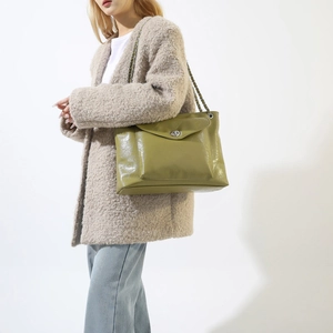 Vue détaillée du sac à bandoulière en cuir verni vert avec chaîne et fermoir argenté