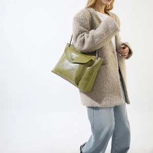 Détail du sac à bandoulière en similicuir froissé vert olive avec bandoulière en chaîne