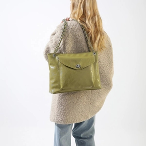 Détail du sac en cuir PU vert olive avec texture plissée vintage et fermoir rotatif argent