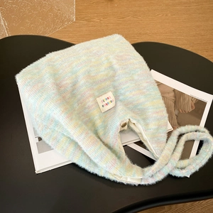 Detail of macaron gradient plush tote with sozakka beauté label and metal magnetic closure