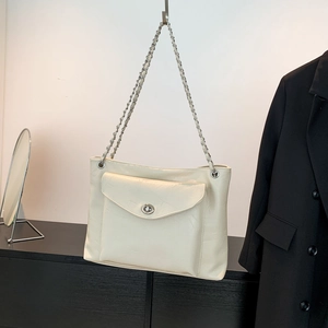 Détail du sac cabas en similicuir blanc crème avec fermoir rotatif argenté et bandoulière
