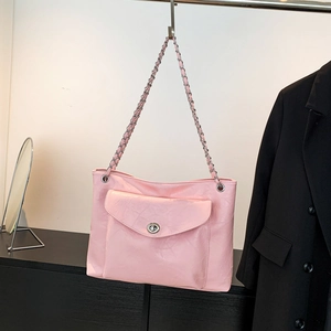 Détail du sac bandoulière rose montrant la texture en cuir PU plissé et chaîne argent