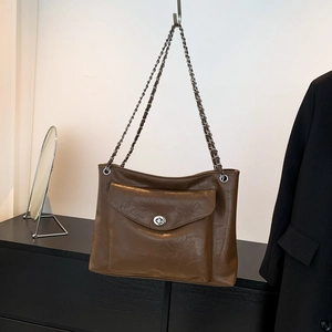 Détail du sac cabas en PU marron avec texture craquelée vintage et bandoulière
