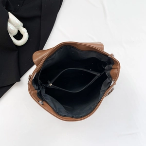 Vue de dessus de l'intérieur en cuir marron avec doublure noire et compartiment zippé