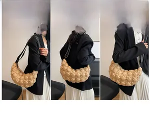Dettaglio della borsa a spalla in nylon trapuntato con tracolla e ganci argento