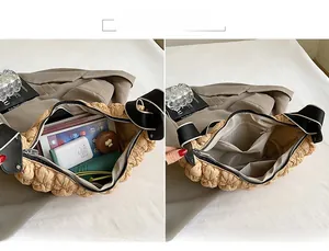 Dettaglio dell'interno della borsa a nuvola trapuntata beige con tasche e capienza spaziosa