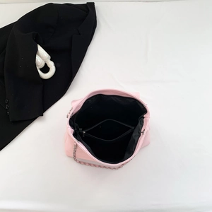 Vue intérieure du sac à bandoulière rose en cuir PU avec bandoulière chaîne et poche