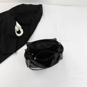 Vue intérieure du sac cabas en PU noir montrant le compartiment et la poche zippée