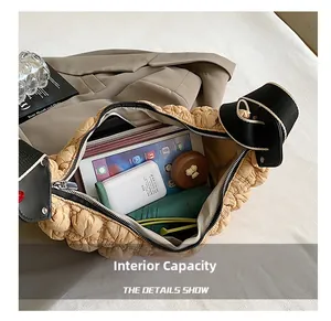 Vista dall'alto dell'interno spazioso della borsa tote beige trapuntata con tablet e oggetti