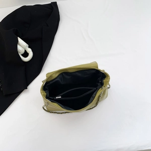 Vue macro du sac vert avocat montrant la doublure noire et la poche intérieure zippée