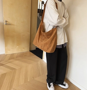 Borsa a tracolla in velluto a coste color kaki scuro abbinata a un outfit autunnale sobrio