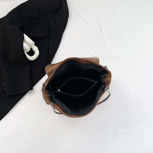 Vue de dessus d'un sac bandoulière marron en cuir PU avec compartiment zippé et chaîne
