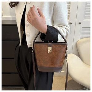 Braune Beuteltasche aus PU-Leder mit Goldschloss und Spitzenschal am Handgriff