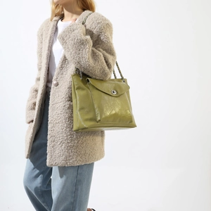 Sac bandoulière minimaliste vert en cuir PU avec chaîne porté par un mannequin en hiver
