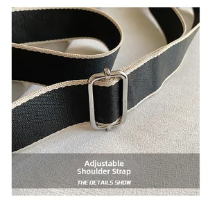 Dettaglio della tracolla regolabile in nylon intrecciato con fibbia in metallo argentato