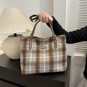Winter plaid tote bag in wool-like fabric with brown leather straps and metal brand plate
