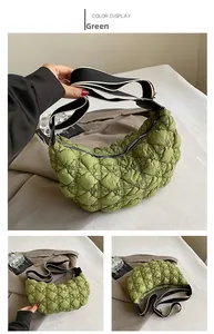 Dettaglio della borsa a mezzaluna in nylon verde trapuntato con trama a sbuffo e zip